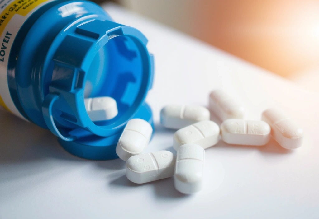 Tabletas de zinc sobre una superficie limpia con un fondo borroso